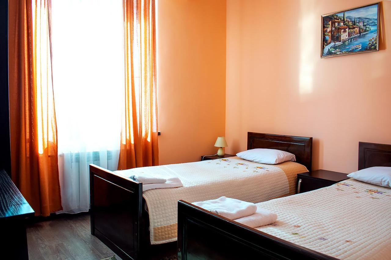 Hotel Akmaral Karakol Esterno foto